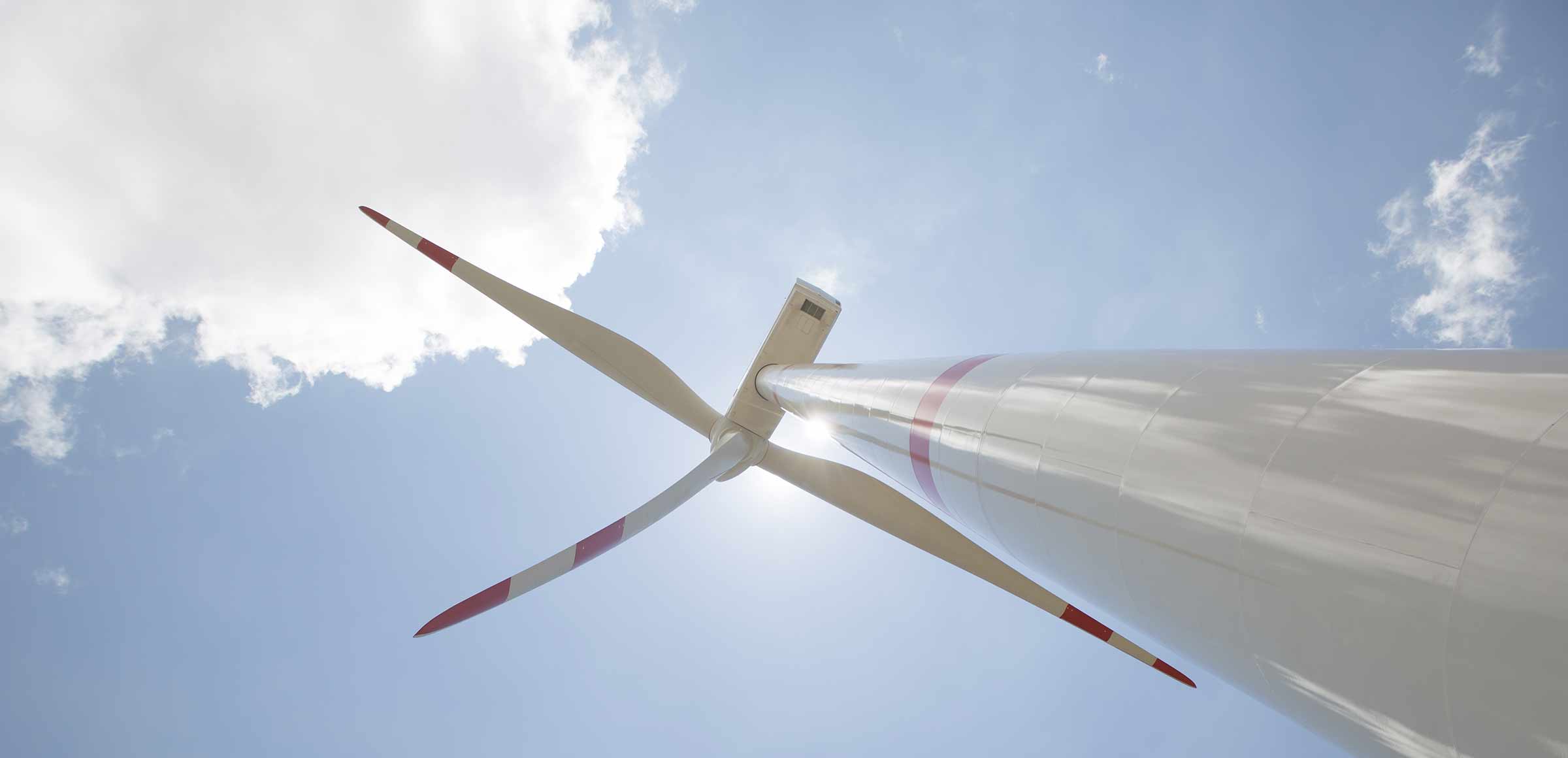 Instalação de novo gerador eólico manutenção da turbina do moinho de vento  canteiro de obras com guindastes para montagem da torre do moinho de vento  energia eólica e energia renovável