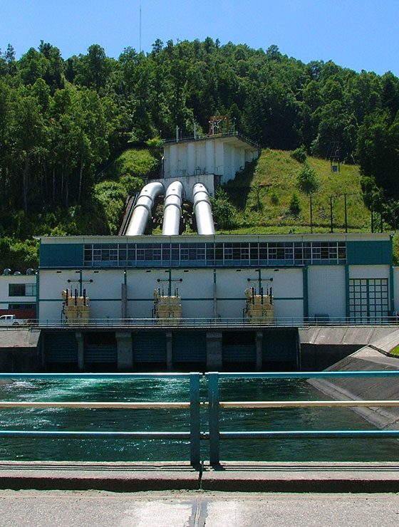 ENERGUATE - Así funciona una hidroeléctrica: Las hidroeléctricas generan  energía limpia, ya que utilizan el agua estancada en una presa para  redirigir el flujo de agua hacia una turbina, cuyas hélices giran